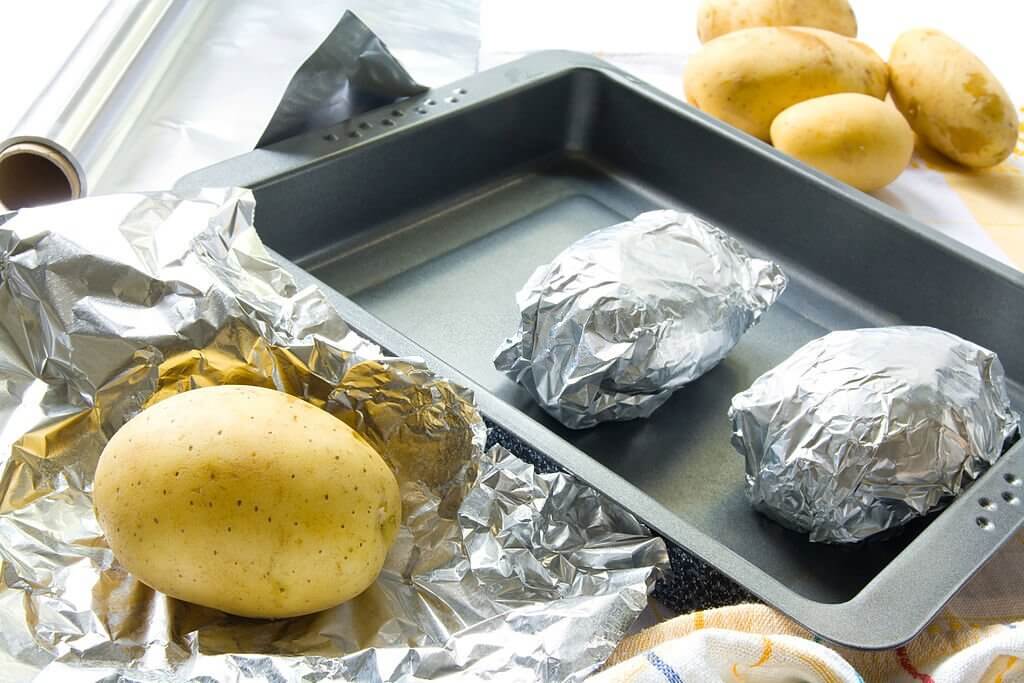 Baking a potato in aluminum foil