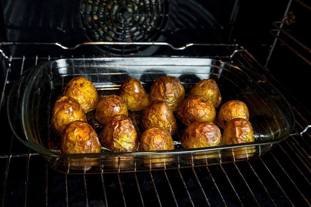 Baking a potato in the oven