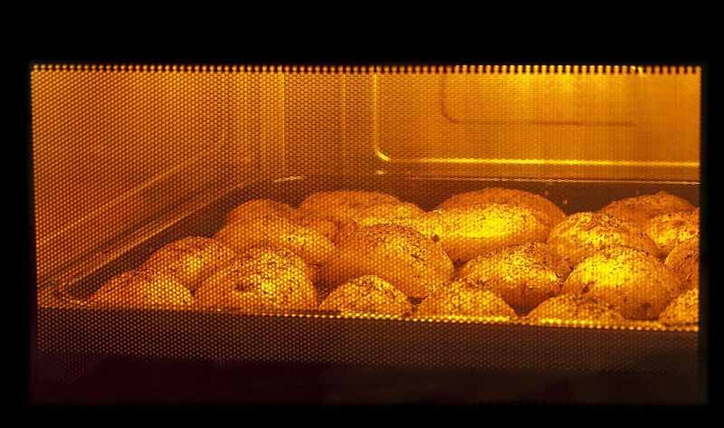 Baking a potato in the oven
