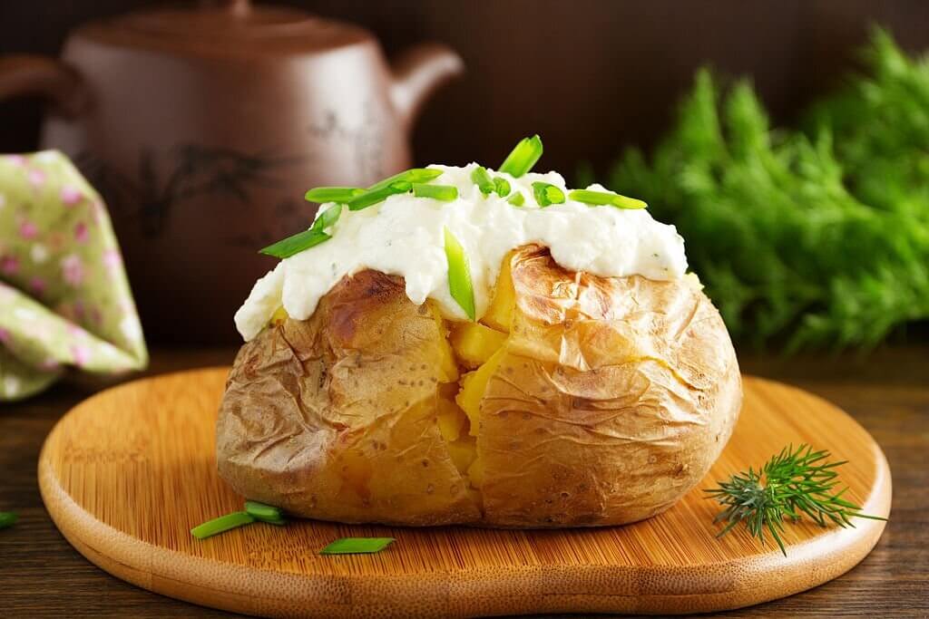 Baking a potato with a russet potato