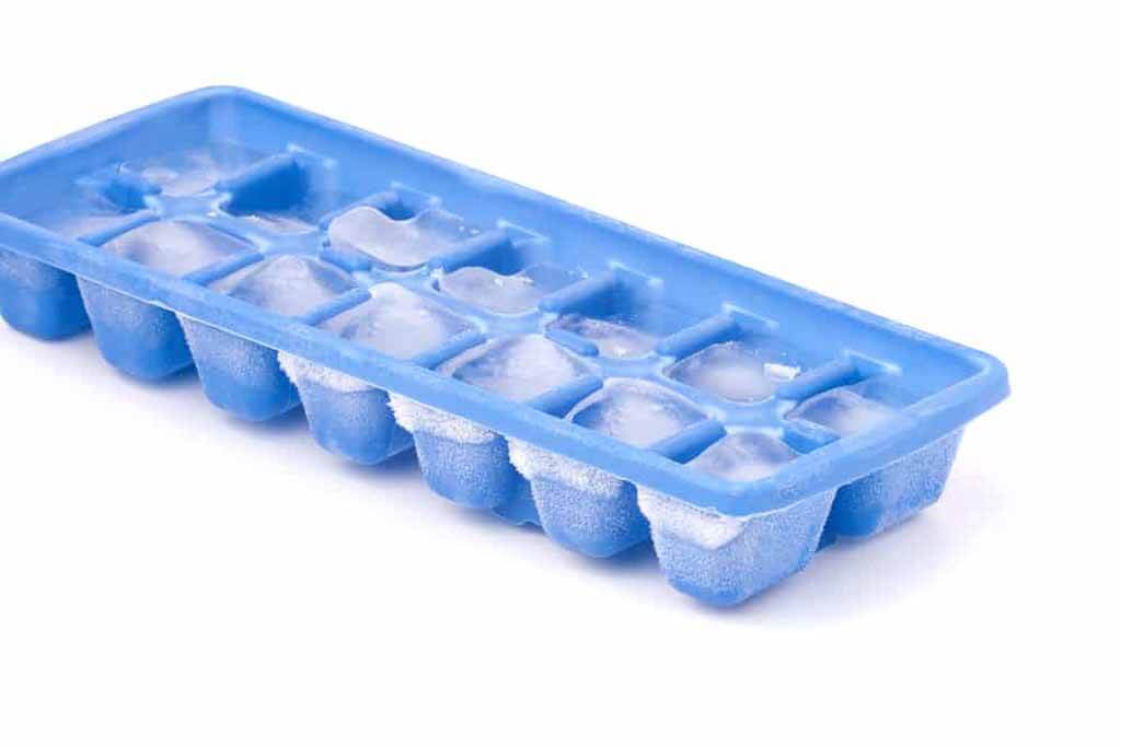 How long does water take to freeze in ice trays