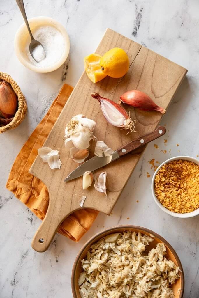 ingredients for crab cakes are pretty simple