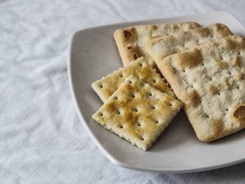 Crackers with Smoky Red Pepper Crema