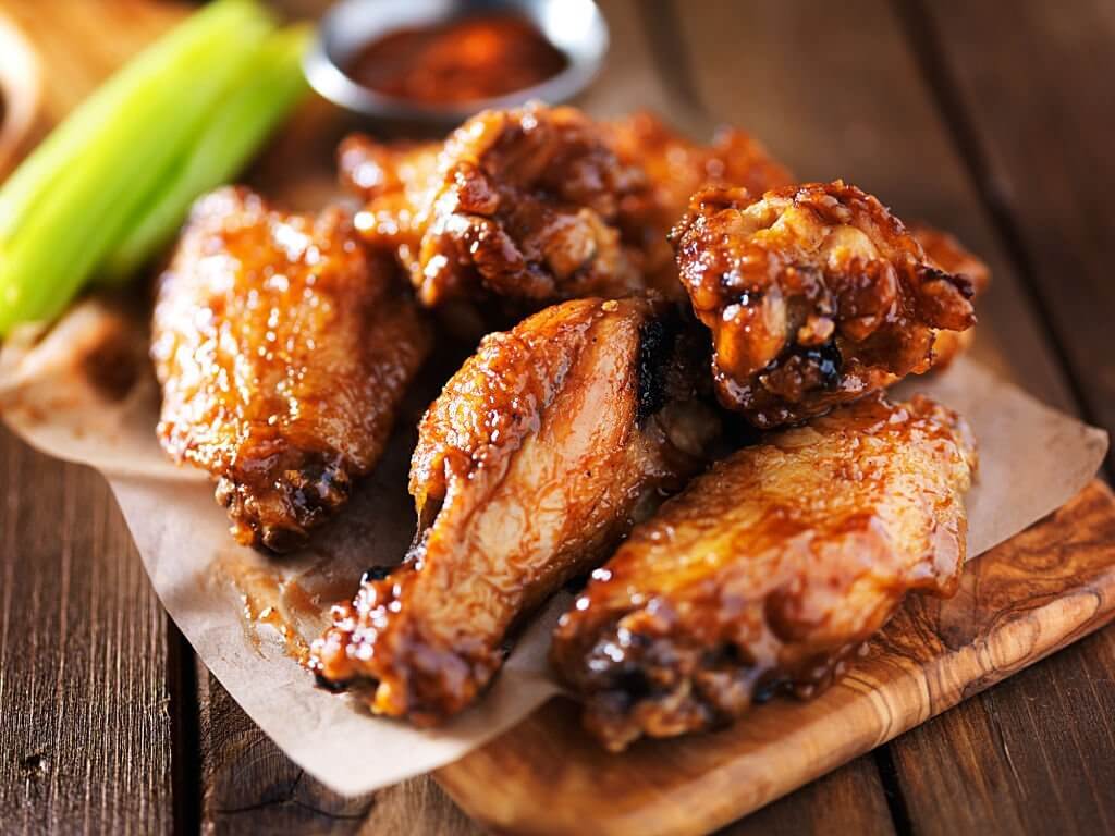 A pound of chicken wings contains between 4 or 5 wings