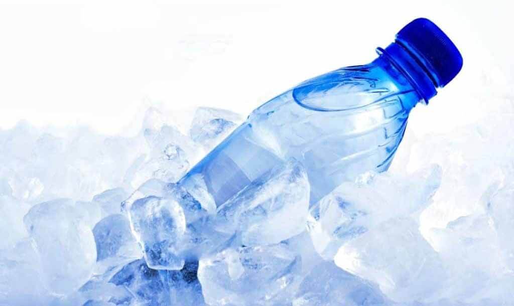 How long does it take to freeze water? You can freeze water in an ice cube tray by leaving some empty space in the bottle. This can take up to two hours, or as long as ninety minutes for a 16-ounce plastic bottle. Depending on the size and style of the bottle, freezing time can be much shorter or longer. If you plan to use water straight from the tap, it will take about one to two hours.