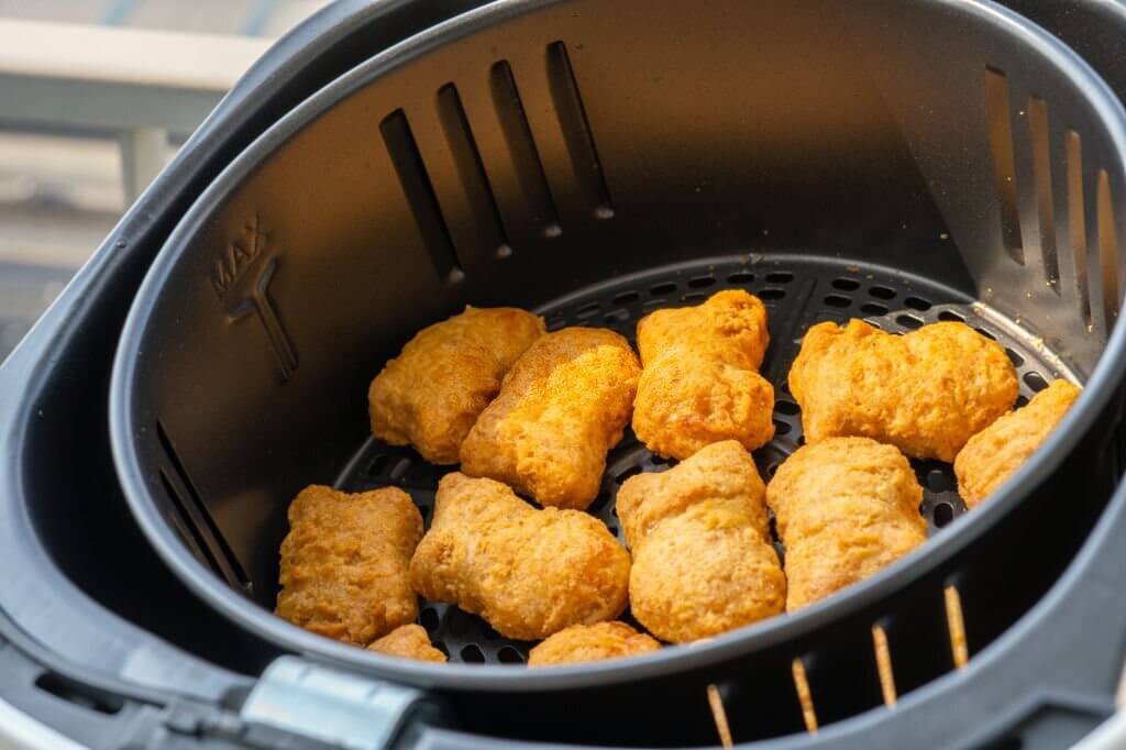 cook nuggets of chicken in the air fryer