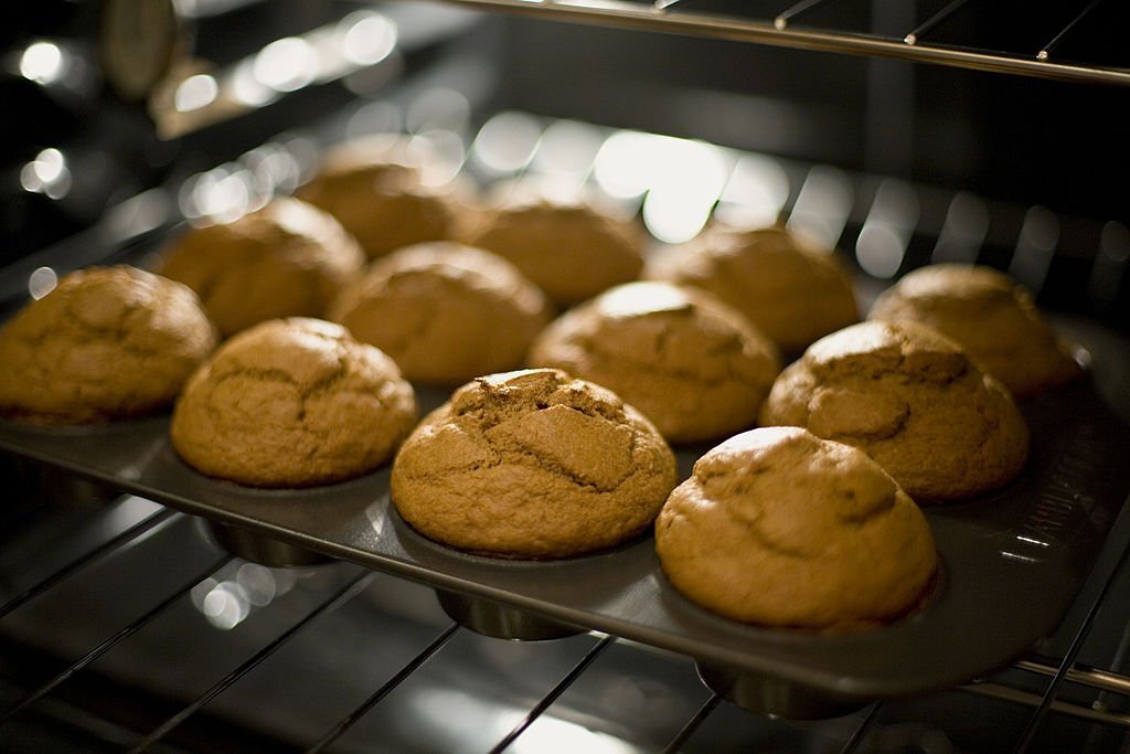 Cupcake inside oven - Why Do Cupcakes Crack On Top 