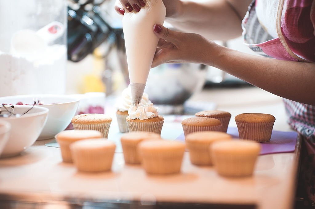 Icing cupcake - why do cupcakes shrink after baking
