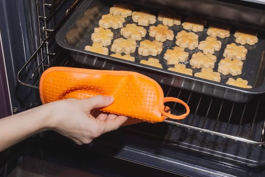 Can You Bake With Silicone In The Oven?